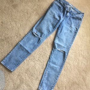 Jeans, holes in knees